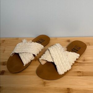 Billabong Women's Size 6 High Sea Textured Cream and Tan Sandals